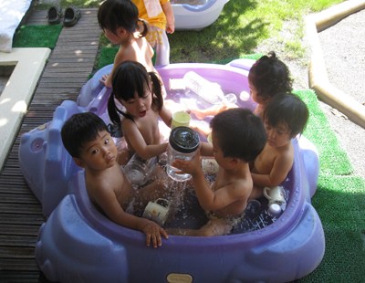 子供  水遊び 裸 子供 水遊び 女の子 裸 赤ちゃんの写真素材 - PIXTA